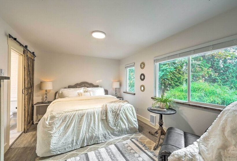 Farmhouse W/ Private Hot Tub < 1 Mile To Birch Bay