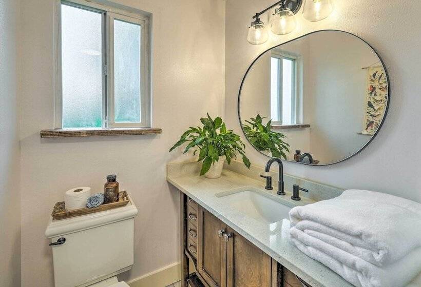 Farmhouse W/ Private Hot Tub < 1 Mile To Birch Bay