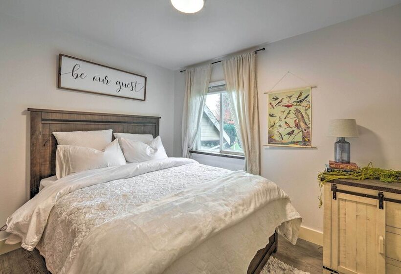 Farmhouse W/ Private Hot Tub < 1 Mile To Birch Bay