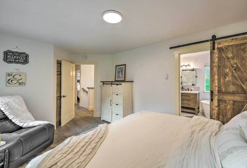 Farmhouse W/ Private Hot Tub < 1 Mile To Birch Bay
