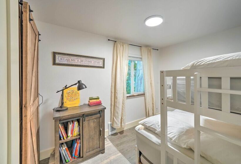 Farmhouse W/ Private Hot Tub < 1 Mile To Birch Bay