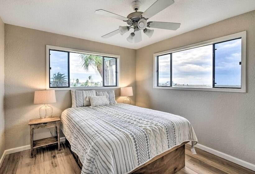 Freeport Home W/ Deck & Grill, Near Boat Ramp