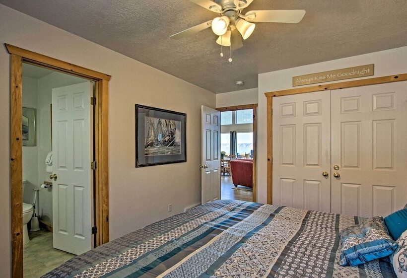 Garden City Lake House: Hot Tub & Views!