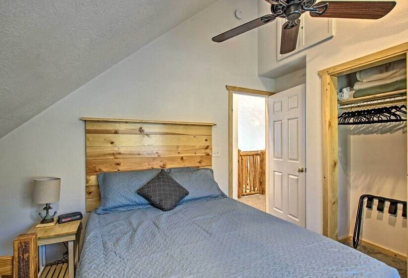 Garden City Lake House: Hot Tub & Views!