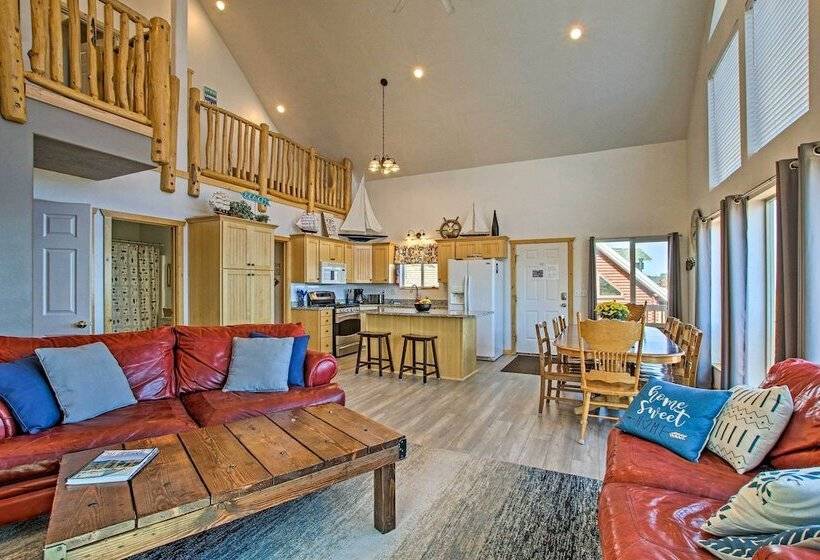 Garden City Lake House: Hot Tub & Views!