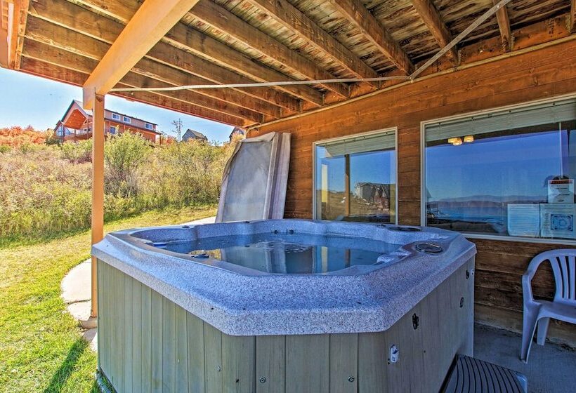 Garden City Lake House: Hot Tub & Views!