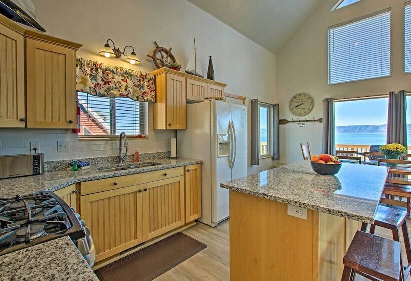 Garden City Lake House: Hot Tub & Views!