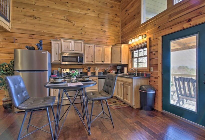 Gatlinburg Cabin W/ Pool Table & Hot Tub!