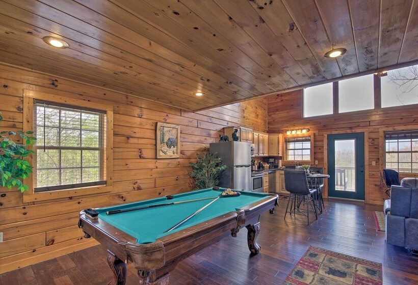 Gatlinburg Cabin W/ Pool Table & Hot Tub!