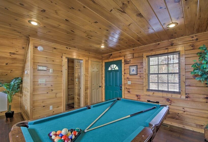 Gatlinburg Cabin W/ Pool Table & Hot Tub!