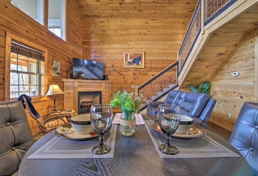 Gatlinburg Cabin W/ Pool Table & Hot Tub!