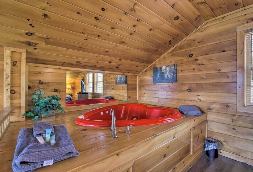Gatlinburg Cabin W/ Pool Table & Hot Tub!