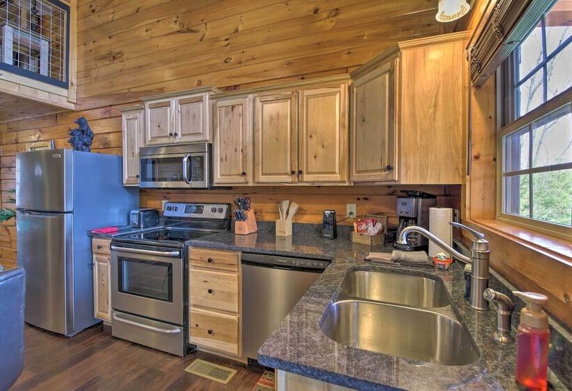 Gatlinburg Cabin W/ Pool Table & Hot Tub!