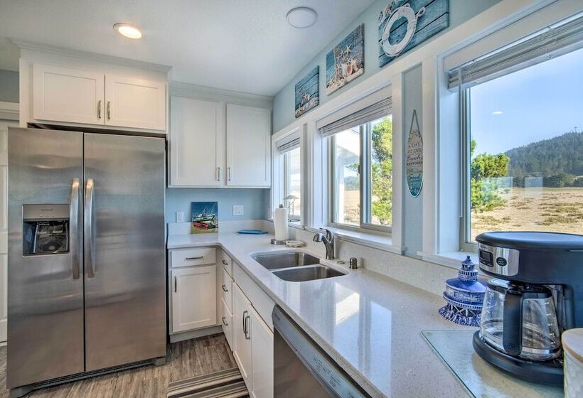 Gold Beach Home W/ Hot Tub, 1/4 Mi To Beach!