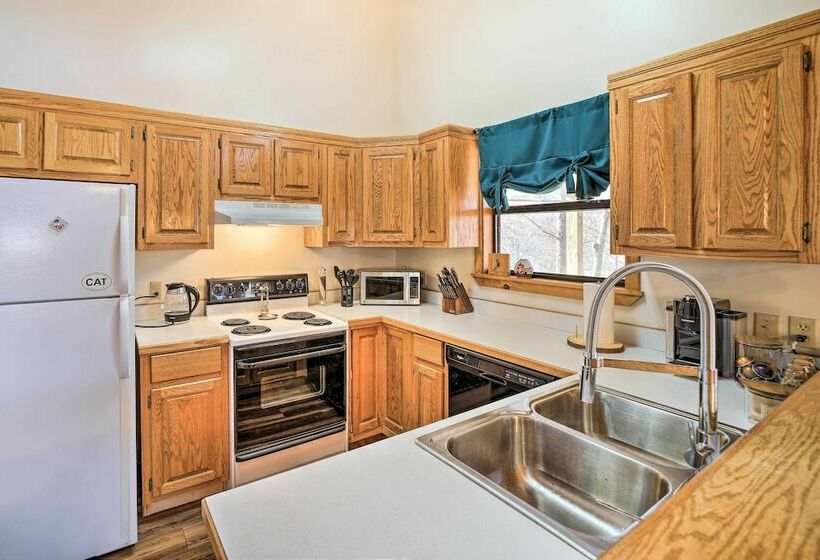 Gorgeous, Sundappled Maggie Valley Cabin