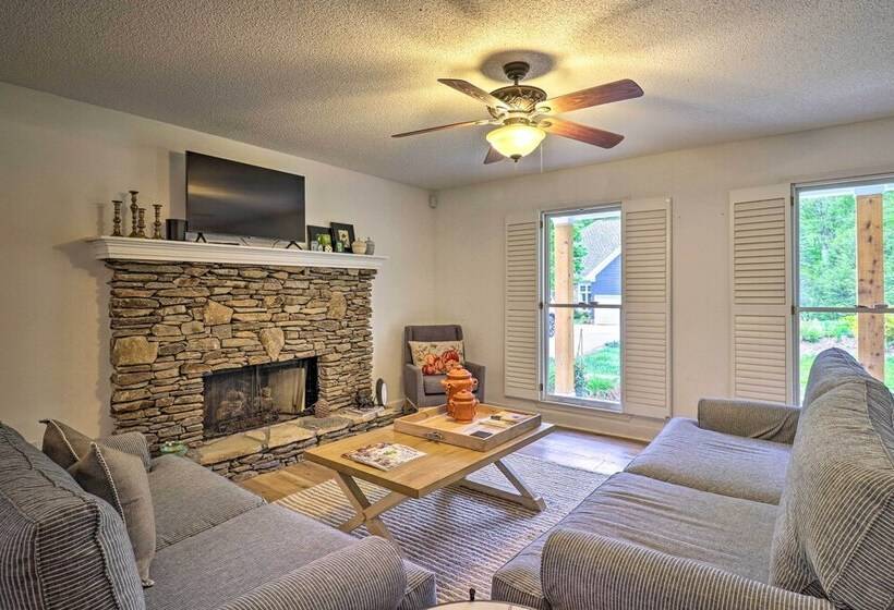 Highlands Cottage W/ Sunroom ~ 1 Mile To Downtown!