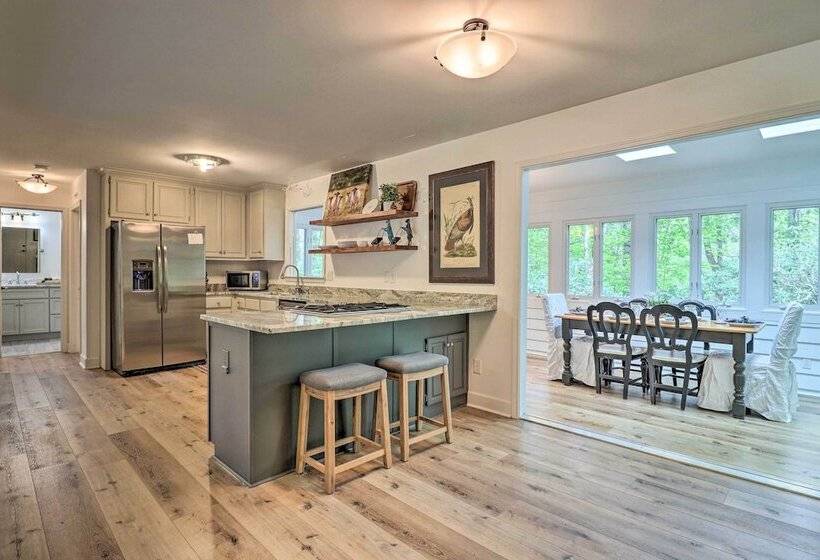 Highlands Cottage W/ Sunroom ~ 1 Mile To Downtown!