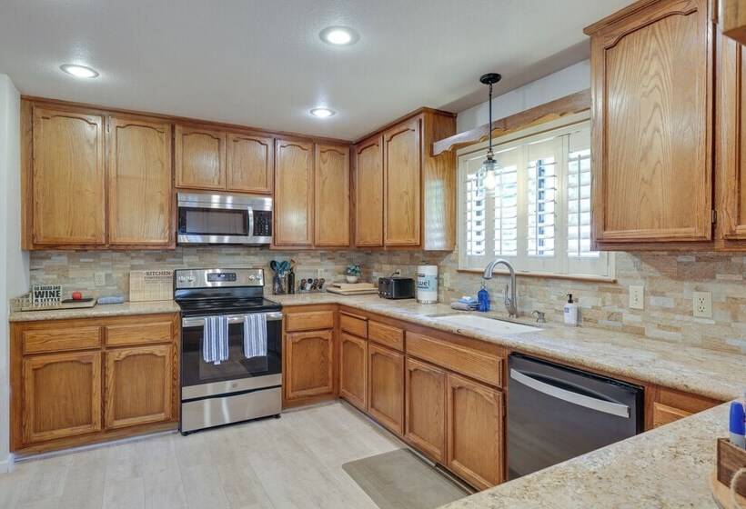 Hikers Escape Home Near Beach, Golf & Yosemite