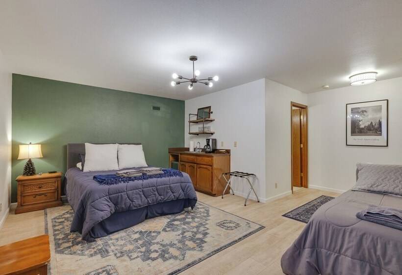 Hikers Escape Home Near Beach, Golf & Yosemite