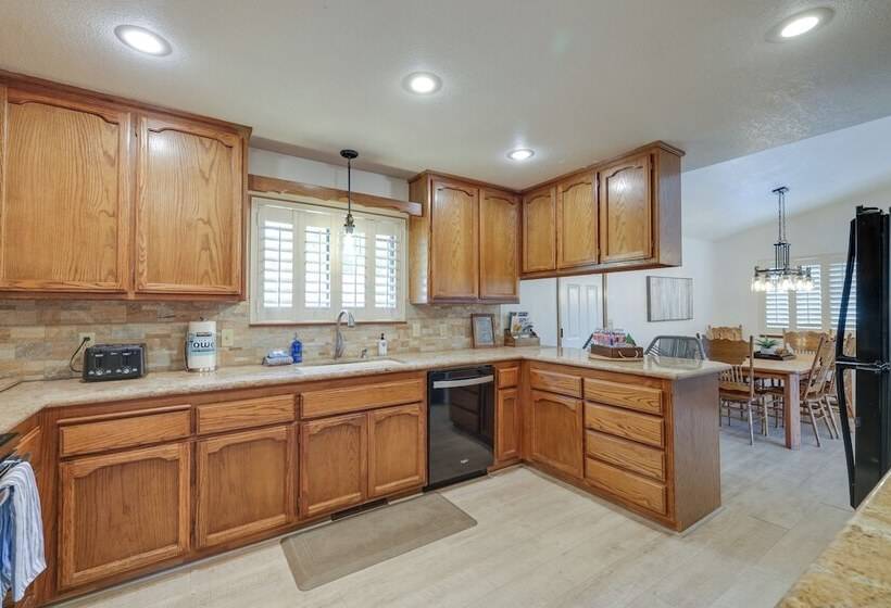 Hikers Escape Home Near Beach, Golf & Yosemite