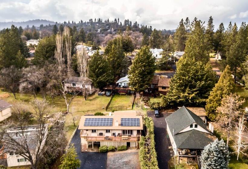 Hikers Escape Home Near Beach, Golf & Yosemite