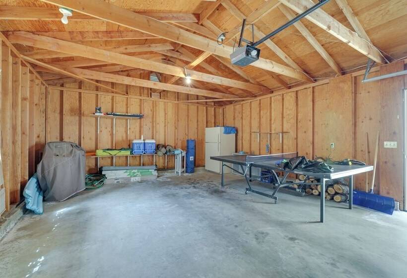 Hikers Escape Home Near Beach, Golf & Yosemite