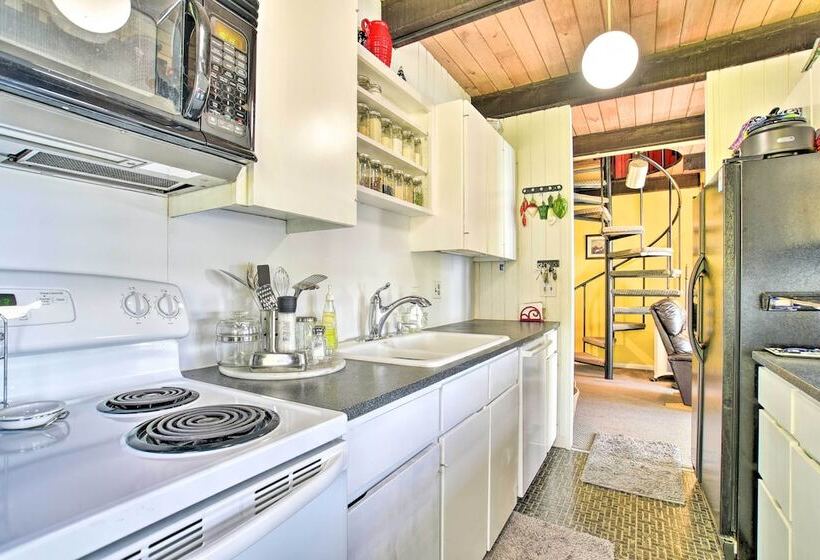 Hilltop Green Lake Home: Dock, Kayaks, Views!