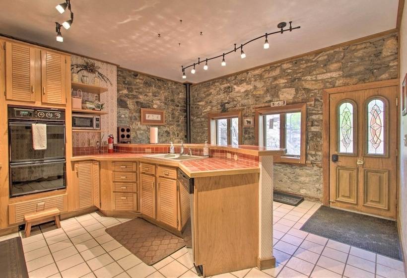 Historic Helena Retreat   Near Dtwn & Mt Helena!