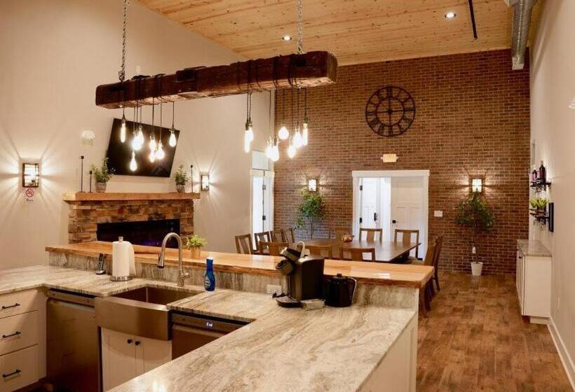 여관 Tall Oaks Resort