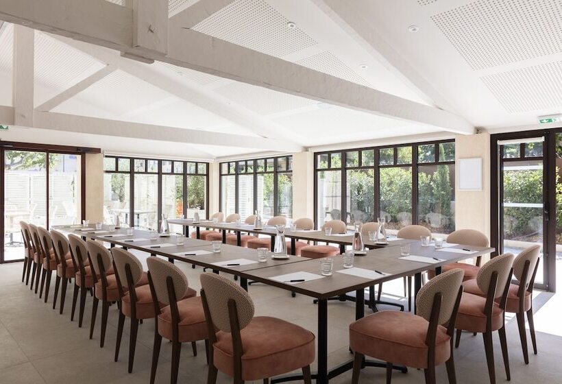 בית מלון כפרי Hôtel Et Restaurant La Bastide Bourrelly   Mathias Dandine