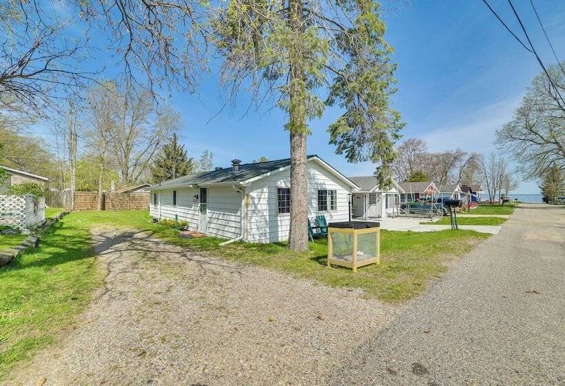 Houghton Lake Cottage   Central Location!