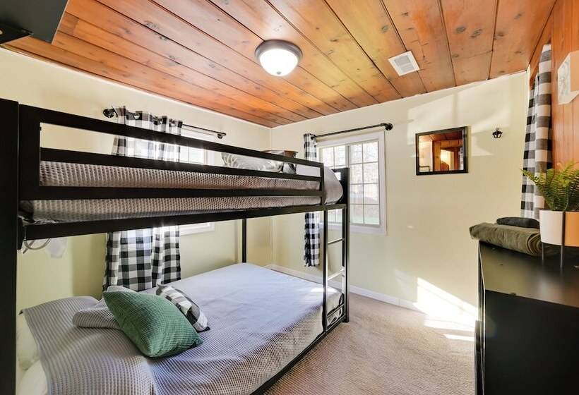 Houghton Lake Cottage   Central Location!