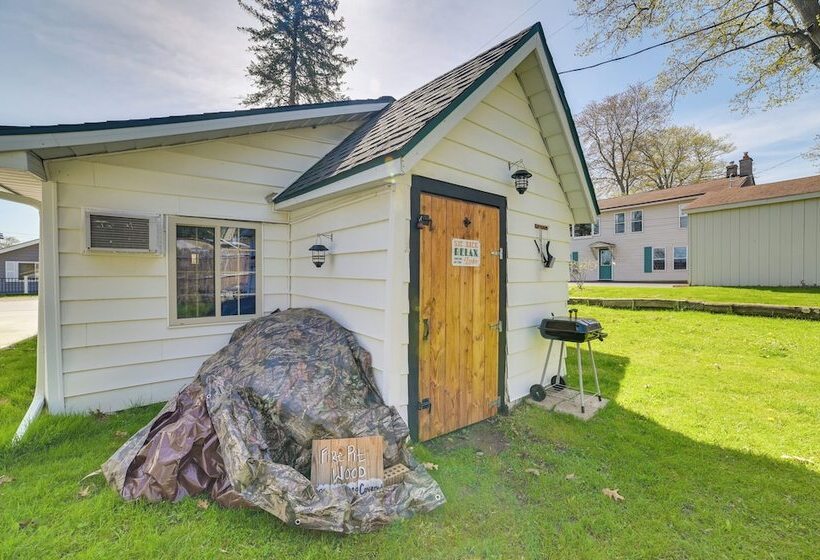 Houghton Lake Cottage   Central Location!