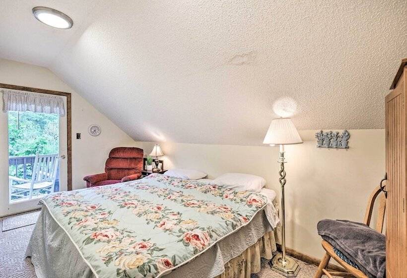 Idyllic Roan Mountain Cabin Across From Creek