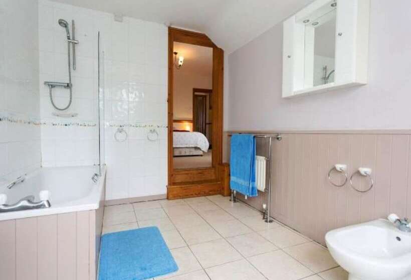 2 Bed 2 Bath Cottage Half Price Monthly Booking