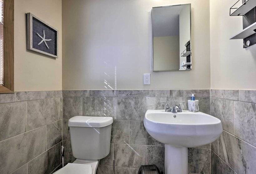 Large Deck + Resort Amenities: Lake Ariel Retreat