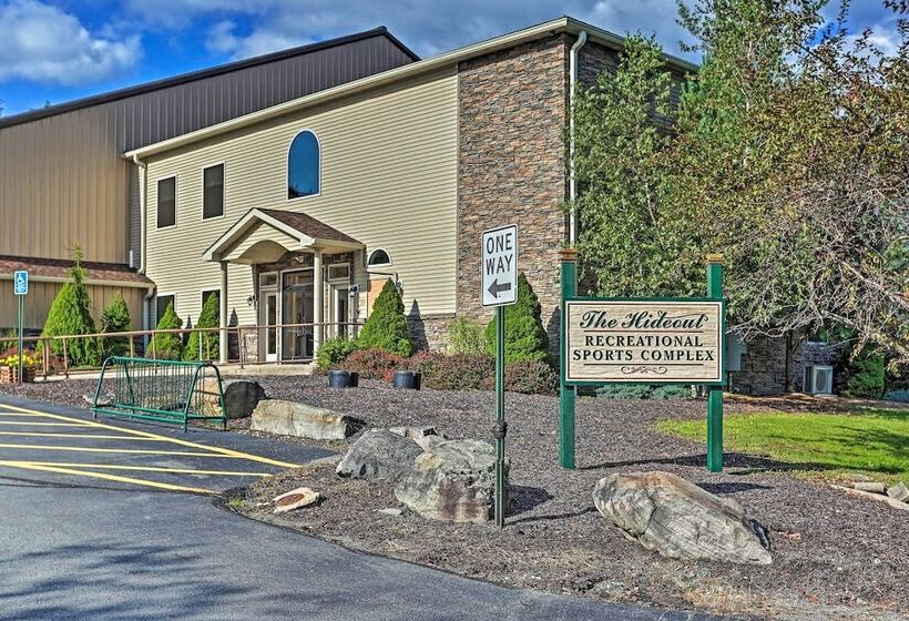 Large Deck + Resort Amenities: Lake Ariel Retreat