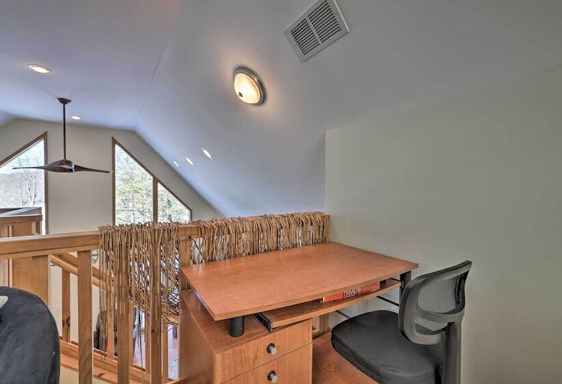 Large Deck + Resort Amenities: Lake Ariel Retreat