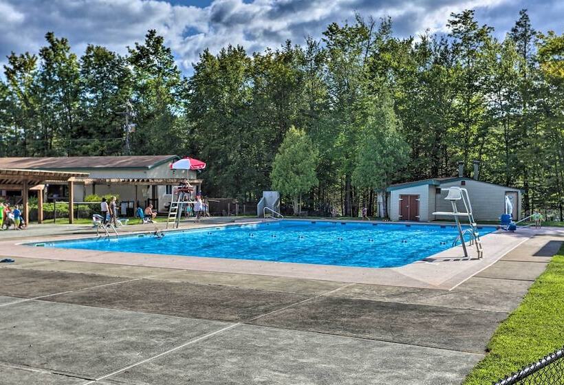 Large Deck + Resort Amenities: Lake Ariel Retreat