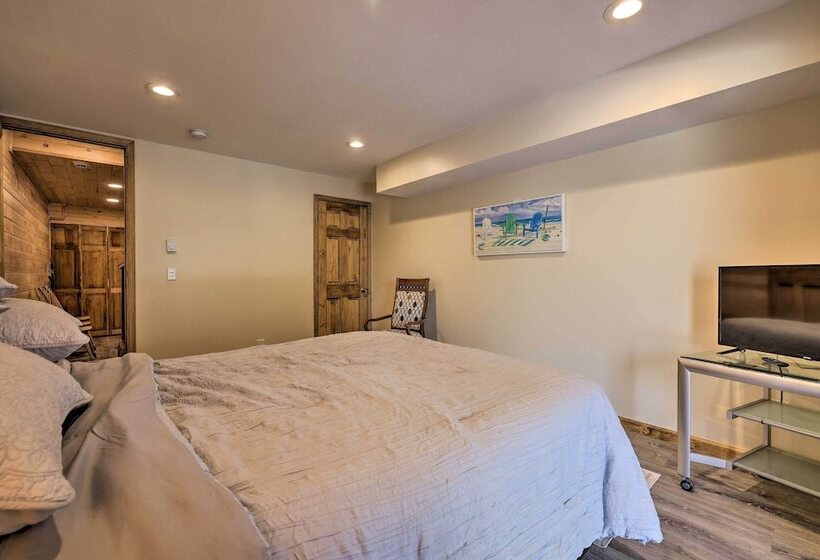 Large Deck + Resort Amenities: Lake Ariel Retreat