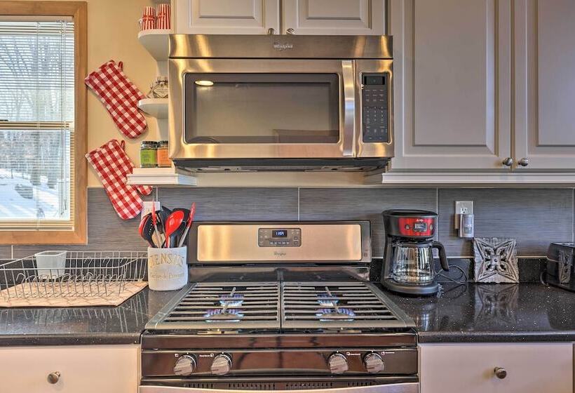 Large Deck + Resort Amenities: Lake Ariel Retreat