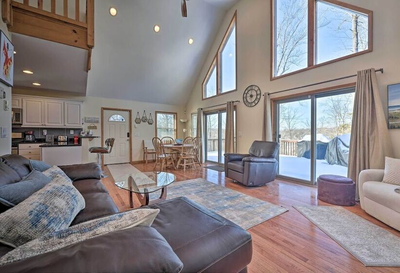 Large Deck + Resort Amenities: Lake Ariel Retreat