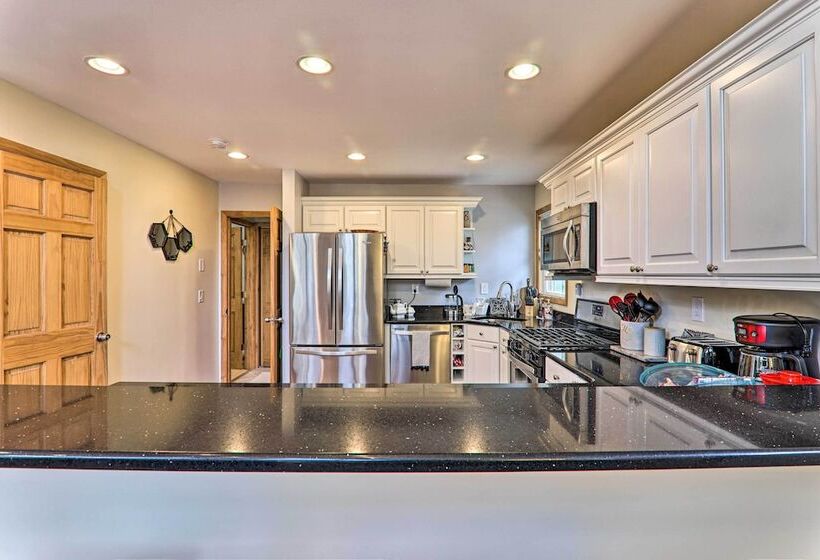 Large Deck + Resort Amenities: Lake Ariel Retreat