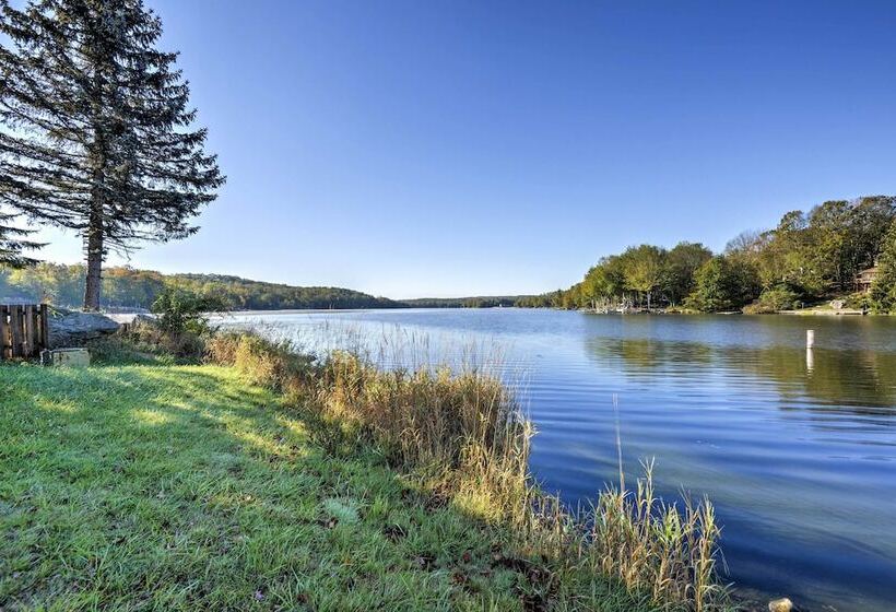 Large Deck + Resort Amenities: Lake Ariel Retreat