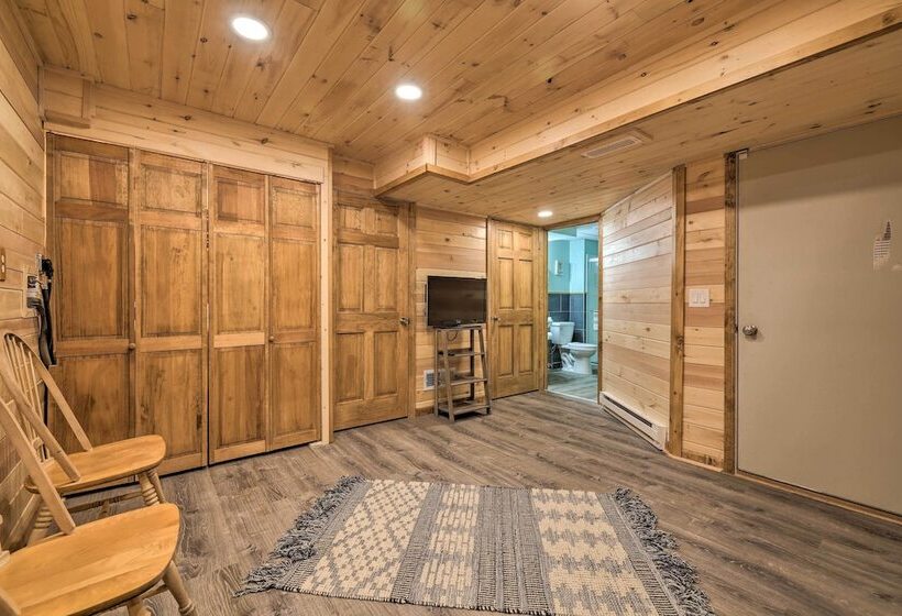 Large Deck + Resort Amenities: Lake Ariel Retreat