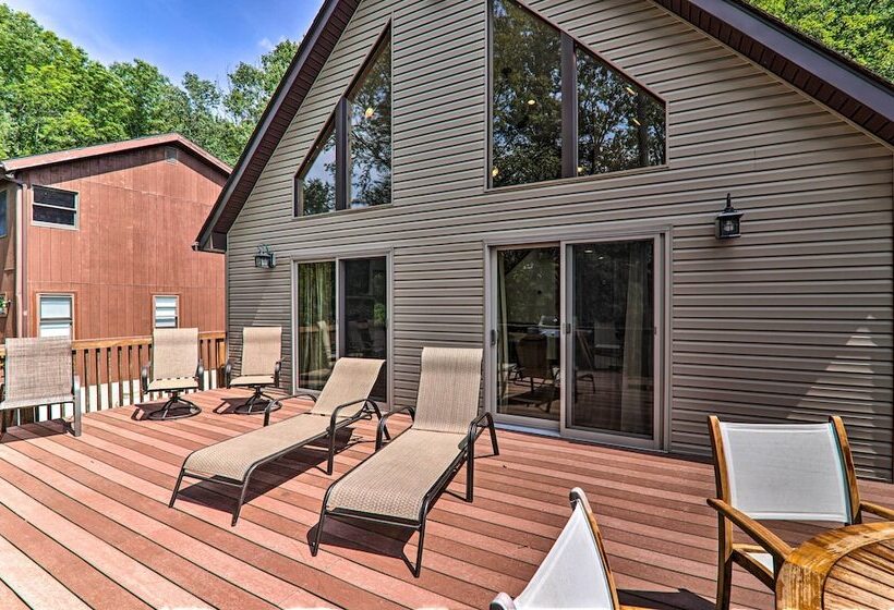 Large Deck + Resort Amenities: Lake Ariel Retreat