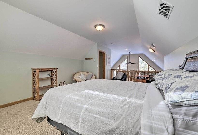 Large Deck + Resort Amenities: Lake Ariel Retreat