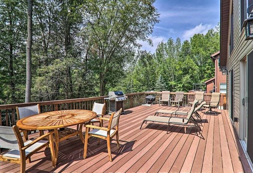 Large Deck + Resort Amenities: Lake Ariel Retreat