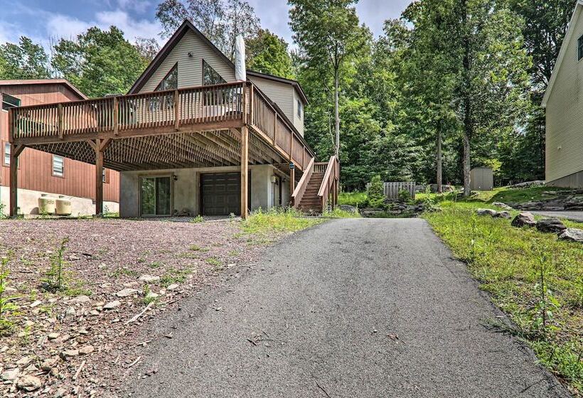 Large Deck + Resort Amenities: Lake Ariel Retreat
