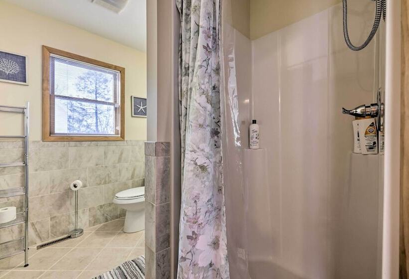 Large Deck + Resort Amenities: Lake Ariel Retreat